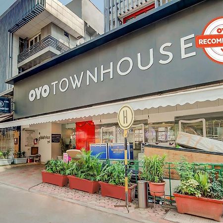 فندق Vaccinated Staff- Oyo Townhouse 105 Khar West Station مومباي المظهر الخارجي الصورة