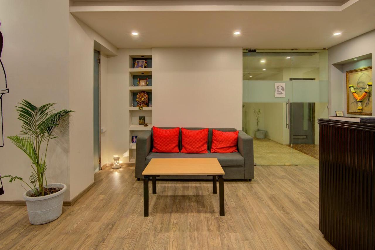 فندق Vaccinated Staff- Oyo Townhouse 105 Khar West Station مومباي المظهر الخارجي الصورة