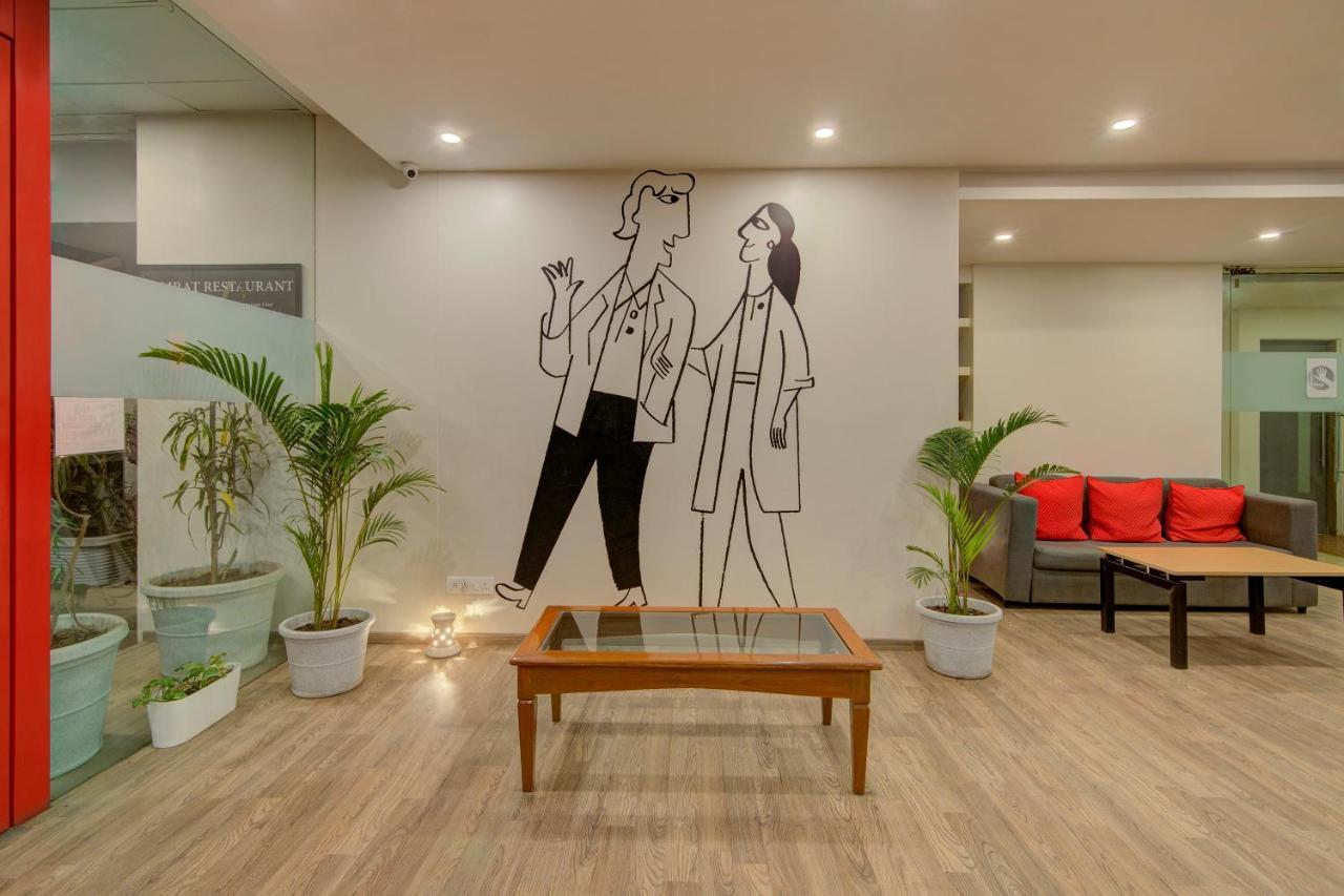 فندق Vaccinated Staff- Oyo Townhouse 105 Khar West Station مومباي المظهر الخارجي الصورة