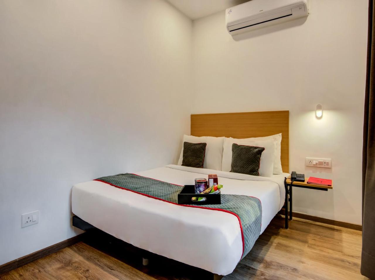 فندق Vaccinated Staff- Oyo Townhouse 105 Khar West Station مومباي المظهر الخارجي الصورة
