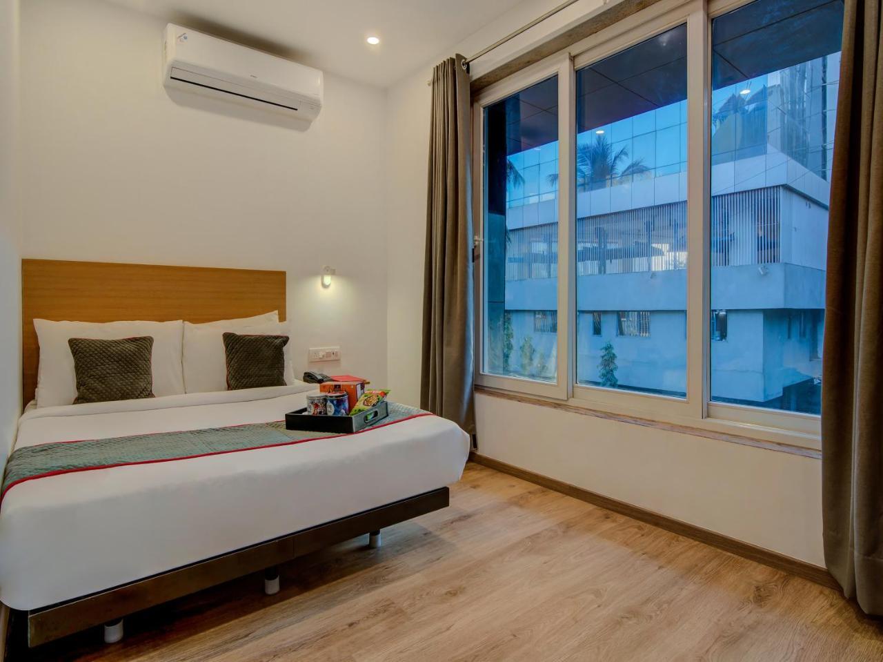 فندق Vaccinated Staff- Oyo Townhouse 105 Khar West Station مومباي المظهر الخارجي الصورة