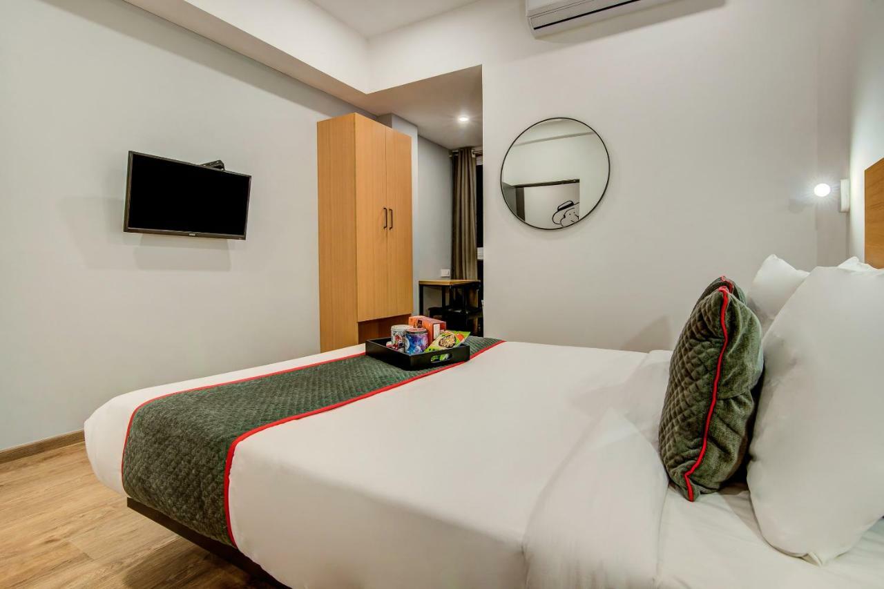فندق Vaccinated Staff- Oyo Townhouse 105 Khar West Station مومباي المظهر الخارجي الصورة