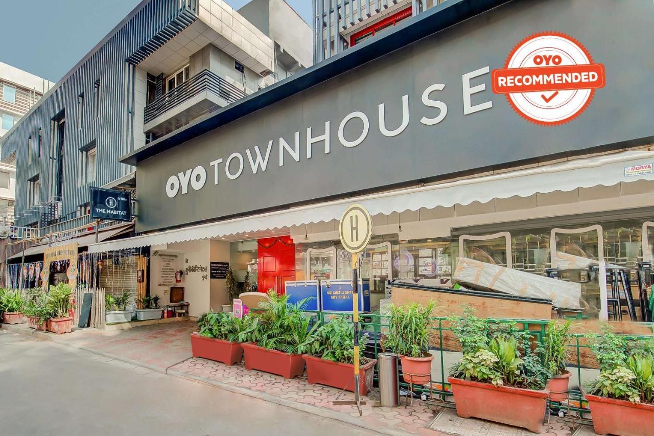 فندق Vaccinated Staff- Oyo Townhouse 105 Khar West Station مومباي المظهر الخارجي الصورة