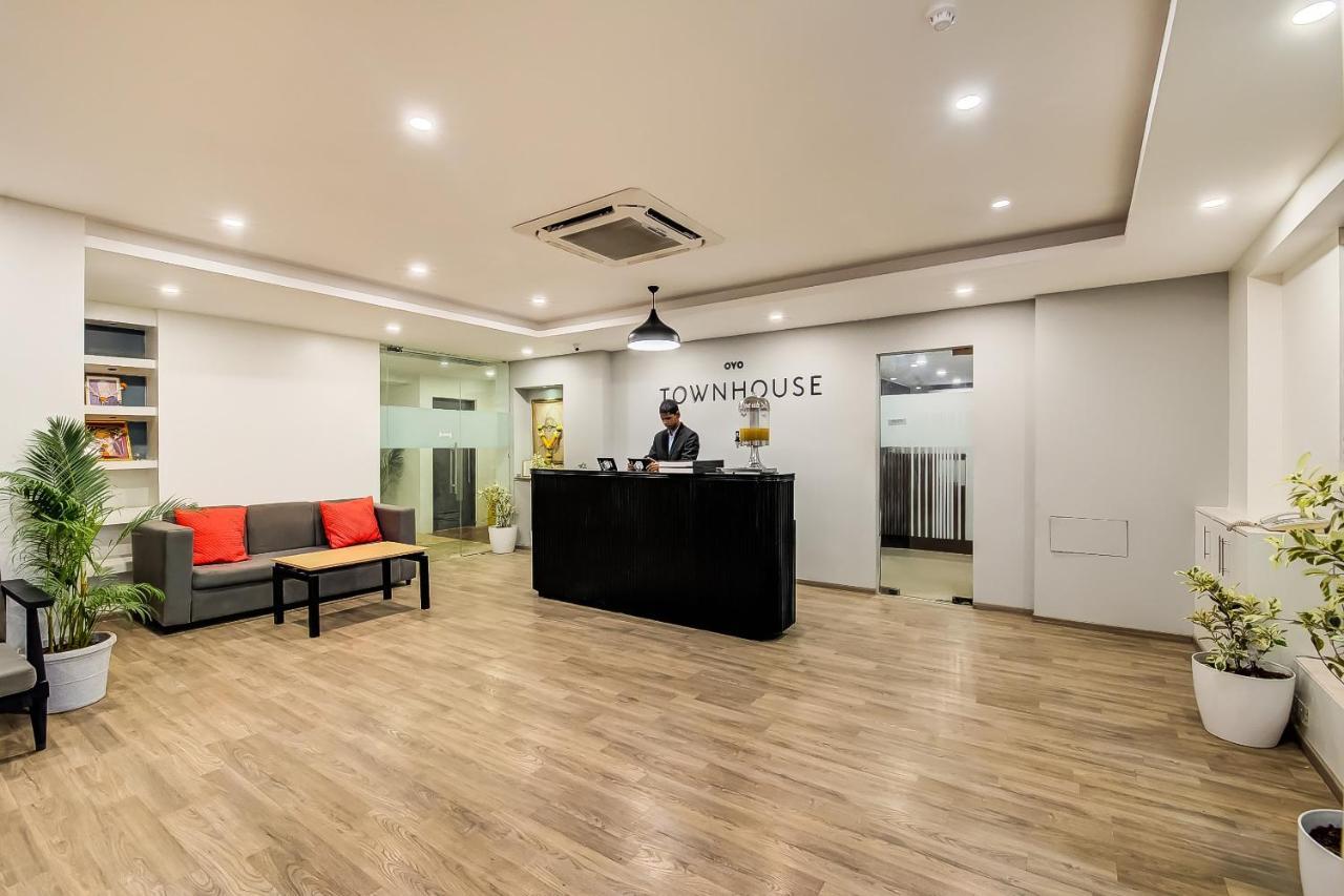 فندق Vaccinated Staff- Oyo Townhouse 105 Khar West Station مومباي المظهر الخارجي الصورة
